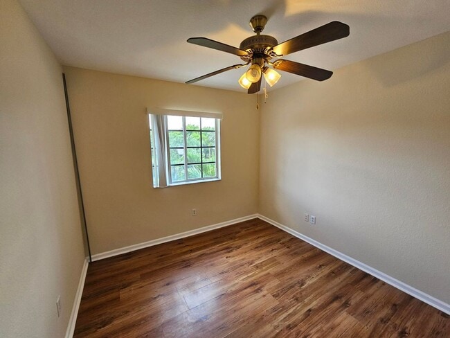 Building Photo - Spacious 3/2.5 Townhome