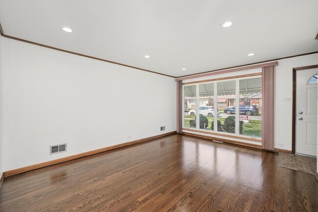 Building Photo - 5833 S Mulligan Ave