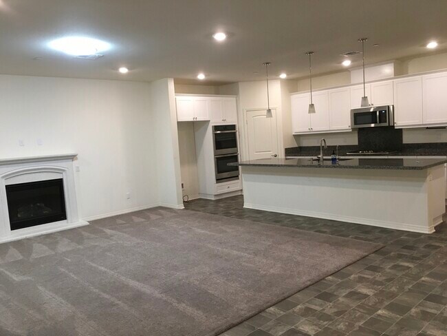 Building Photo - Beautiful Spacious 4 Bedroom 2 Bath 2021 H...
