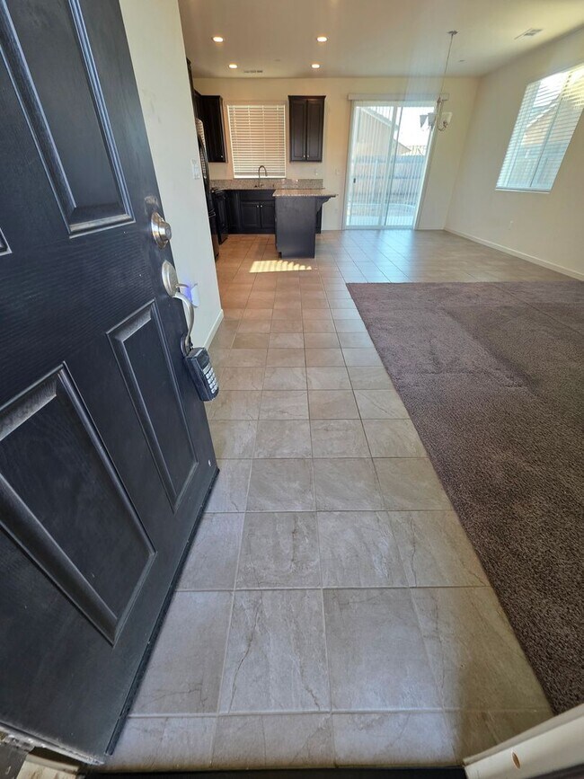 Foto del edificio - Newer 3 Bedroom 2 Bathroom in Tulare! $300 off First Month's Rent!!!