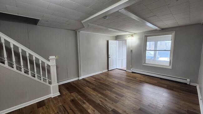 Foto del edificio - Renovated row home with back yard!