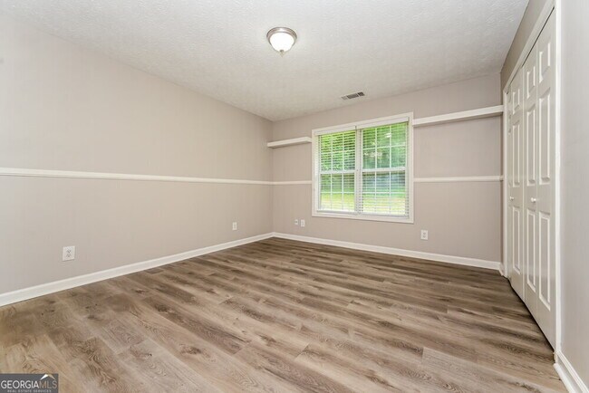 Foto del edificio - 452 Grove Hill Dr