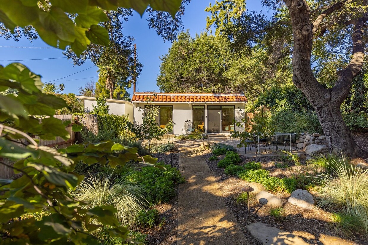 Primary Photo - Downtown bungalow