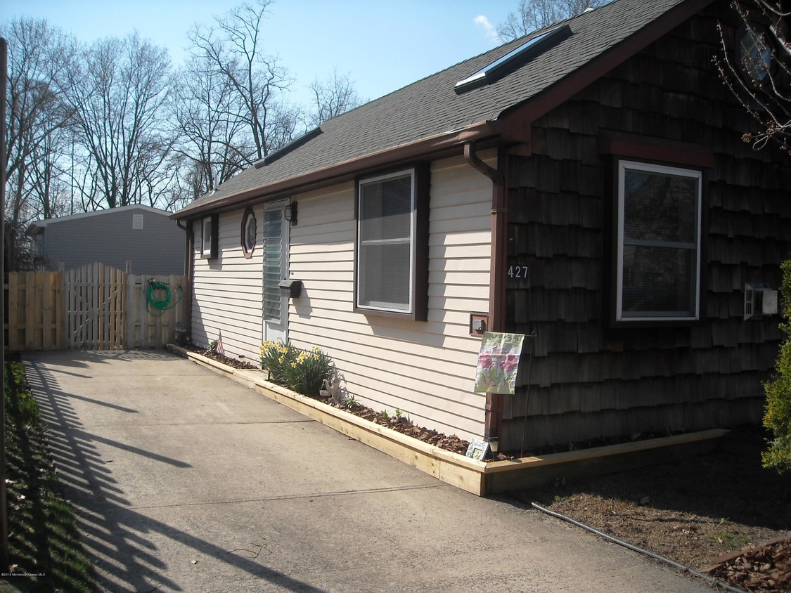Primary Photo - 427 Cedar Ave