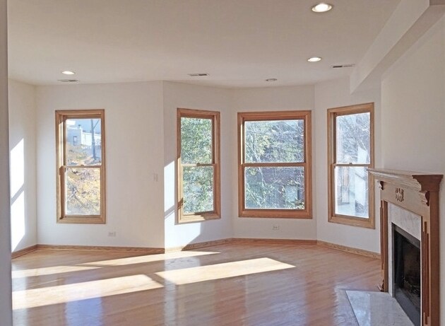 Foto del edificio - 2340 N Greenview Ave