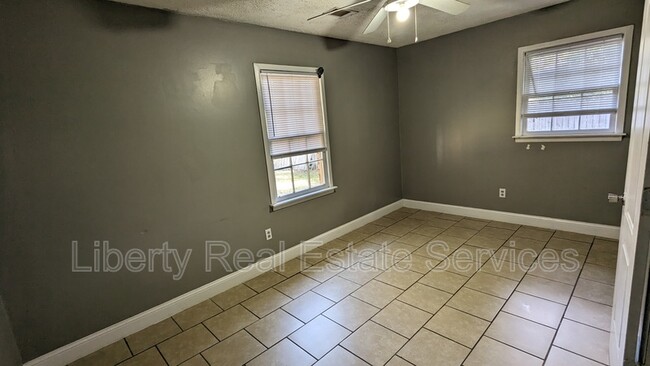 Building Photo - 214 Honey Ln Cir