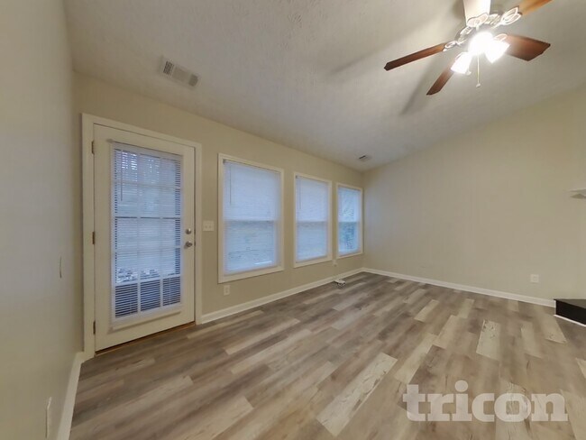 Foto del edificio - 300 Stone Valley Xin