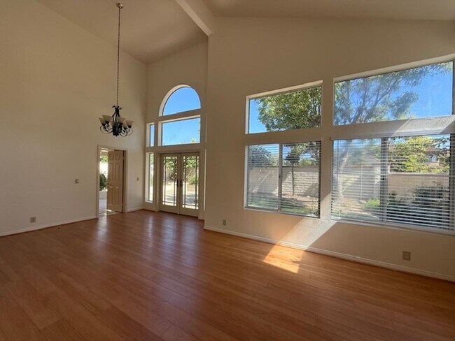 Foto del edificio - Spacious Home in Tustin with Main Floor Be...