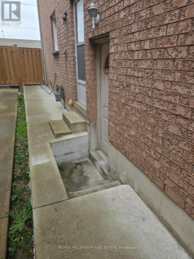 Photo du bâtiment - 83 Cinrickbar Dr