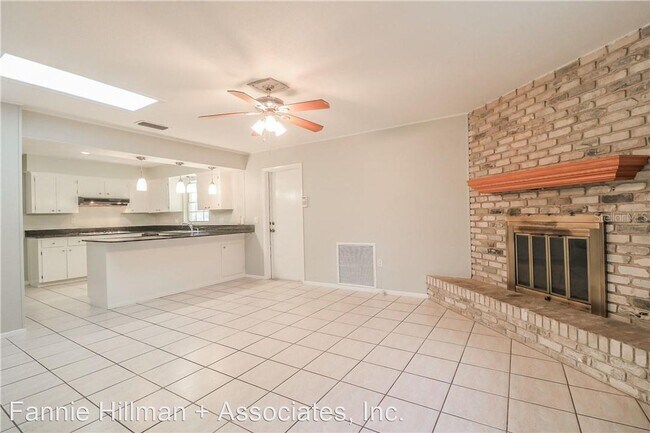 Building Photo - 3 br, 2 bath House - 2011 Thunderbird Tr