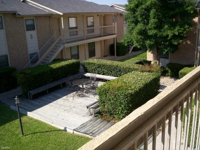 Building Photo - 2203 Botanical Dr