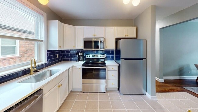 Building Photo - Charming Furnished 3 Bed 1 Bath with Fenced Backyard