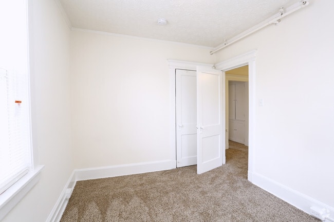 Sm 2 bd-Bed - Landmark Square Apartments