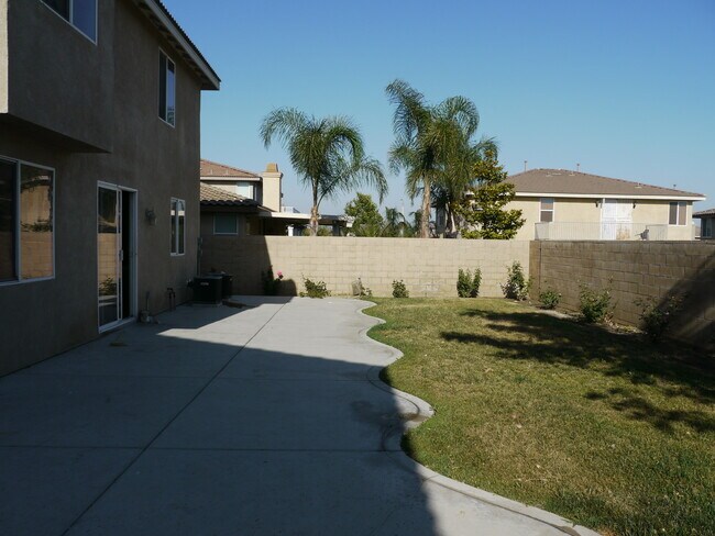 Foto del edificio - Spacious 4-Bedroom Home in North Fontana –...