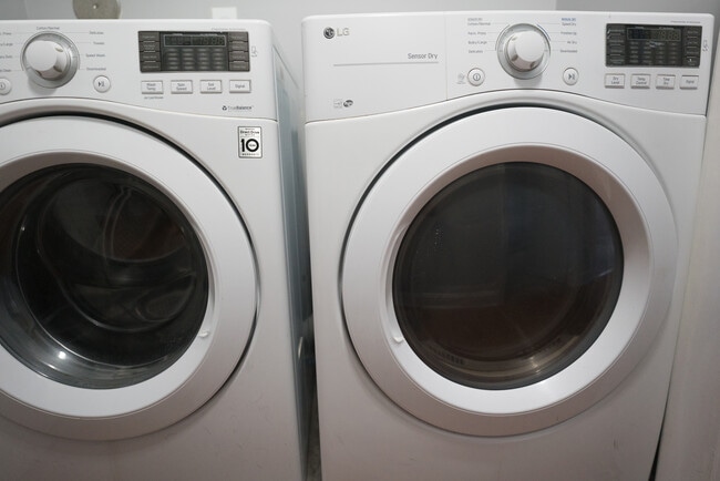 Washer/ Dryer - 6312 Branford Rd