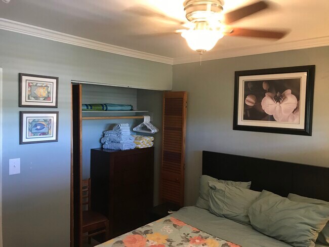 Queen bedroom partially furnished - 760 Wainee St