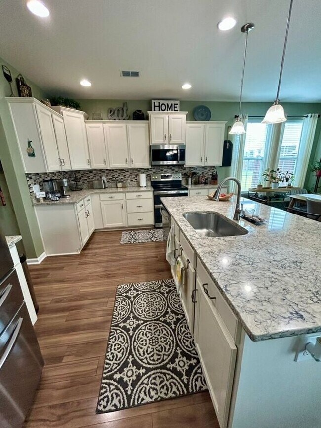 Building Photo - **Beautifully Maintained 3 Bedroom Home with Study, Screened Porch & Fenced Yard**