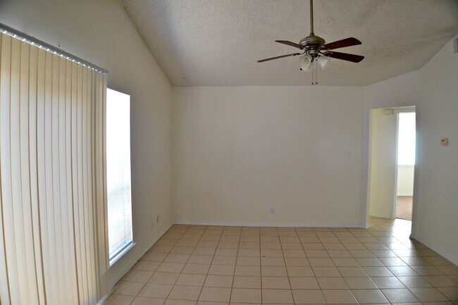 Foto del edificio - 2 Bedroom 1 Bath 1 car garage Duplex in De...