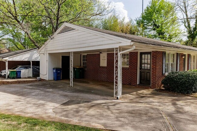 Building Photo - 2019 S Lumpkin St