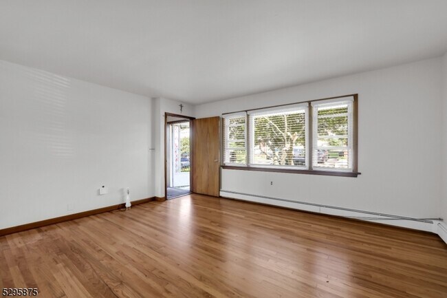 Foto del edificio - 88 Maple Ave