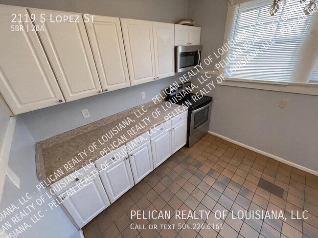 Building Photo - 2119 S Lopez St