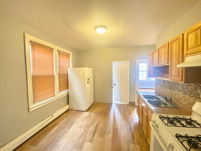 Building Photo - 68 Stegman St