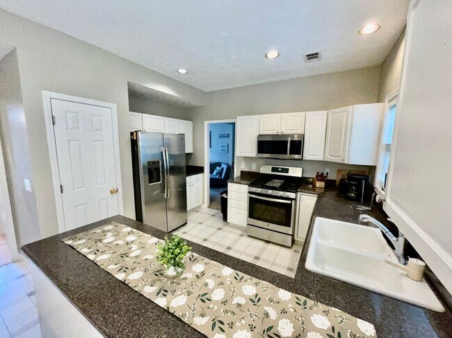 Building Photo - 2465 Lunetta Ln