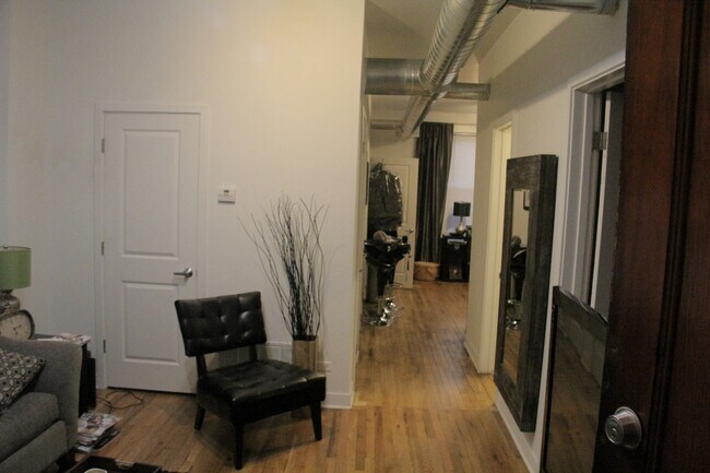 Foto del edificio - Video Tour- UK Village 2 Bedroom w/Central Heat & A/C. 2 Porches.