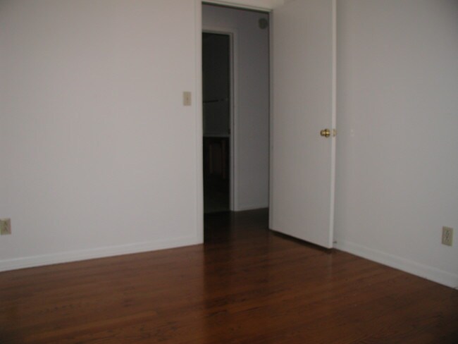 Foto del edificio - 107 Longwood Dr