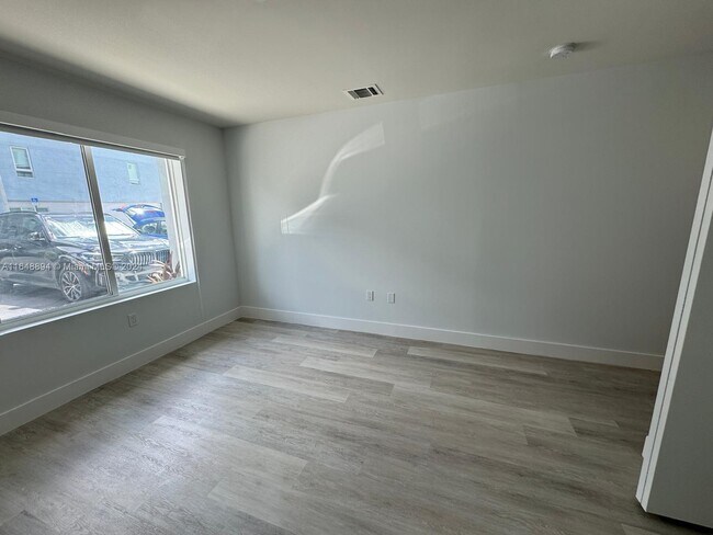 Foto del edificio - 2555 NE 193rd St