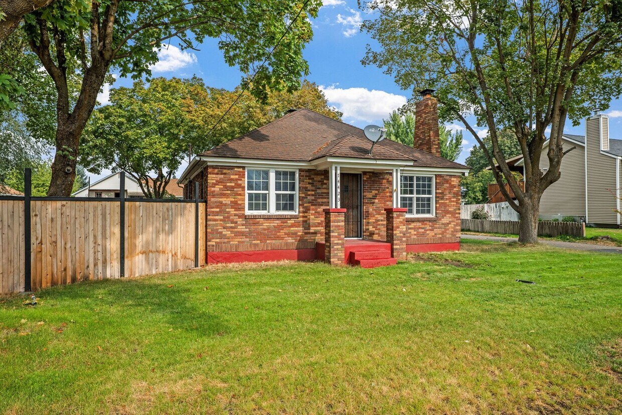 Foto principal - East Valley Home With Large Yard!