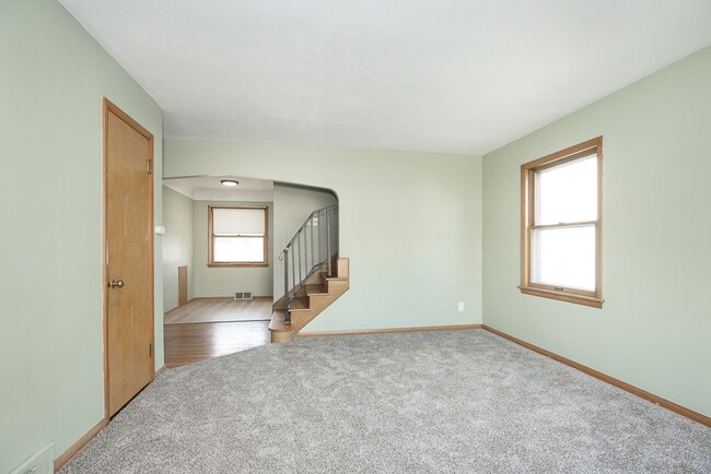 Building Photo - 3 BED 1 BATH SINGLE FAMILY HOME IN BEAUTIF...