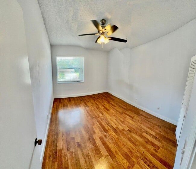 Foto del edificio - 9657 Riverside Dr