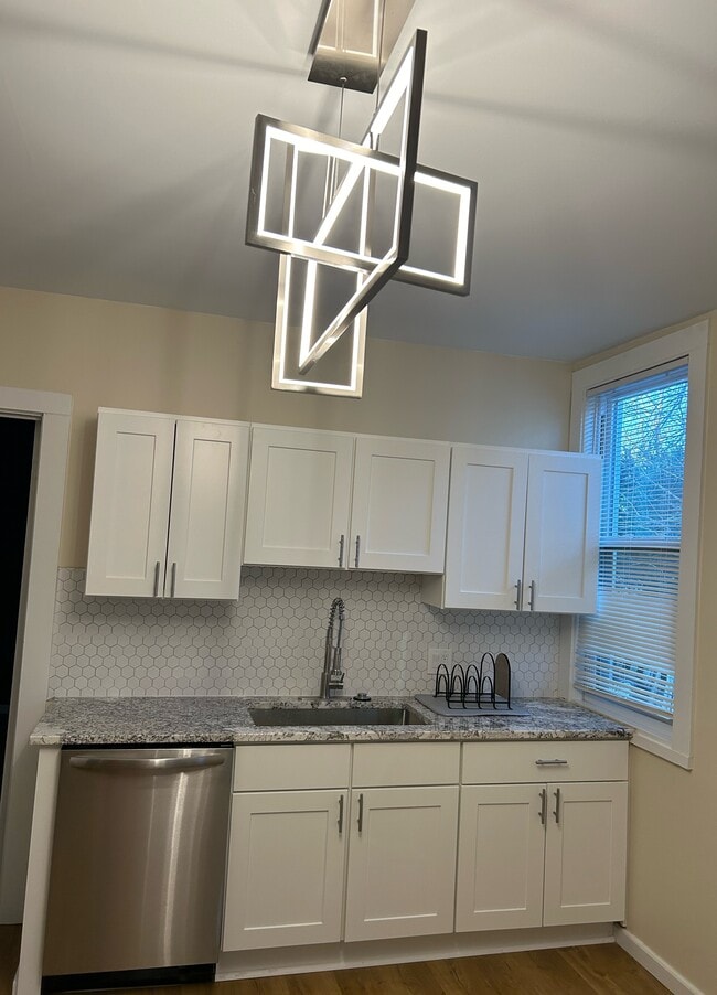 Building Photo - 3322 Daisy Ave