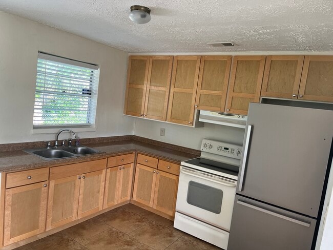 Kitchen - 2658 Mangrove St