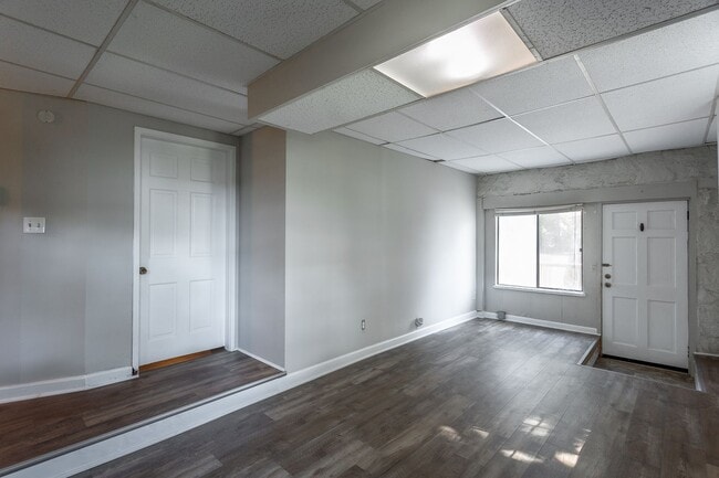 Foto del edificio - 321-325 Pine Ridge Road
