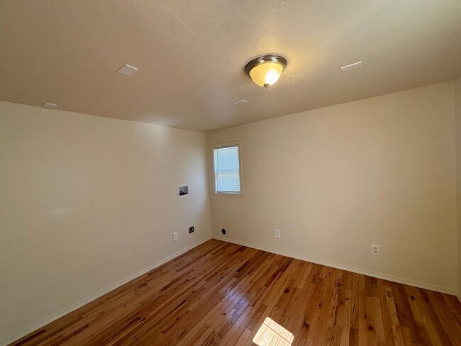 Building Photo - Great Single-Family Property. One Bedroom ...