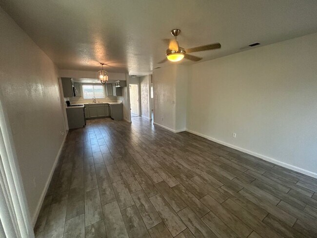 Foto del edificio - 1711-1715 E Princeton Ct
