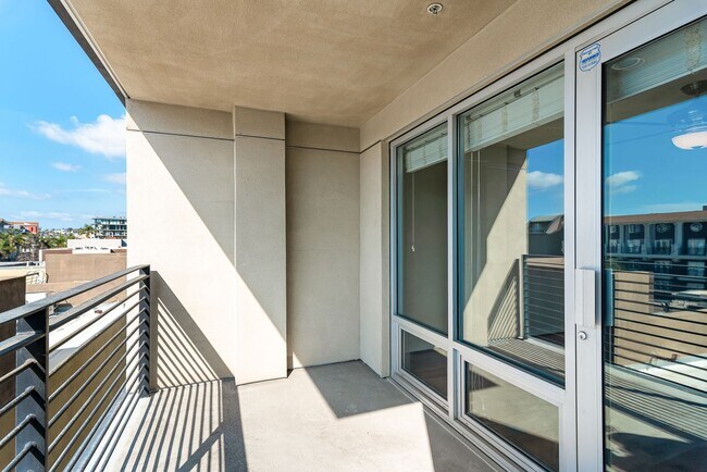 Foto del edificio - Walkable Little Italy Living – 3BR/3BA with Gated Parking