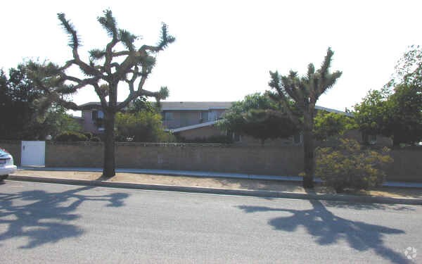 Primary Photo - Le Barron Apartments