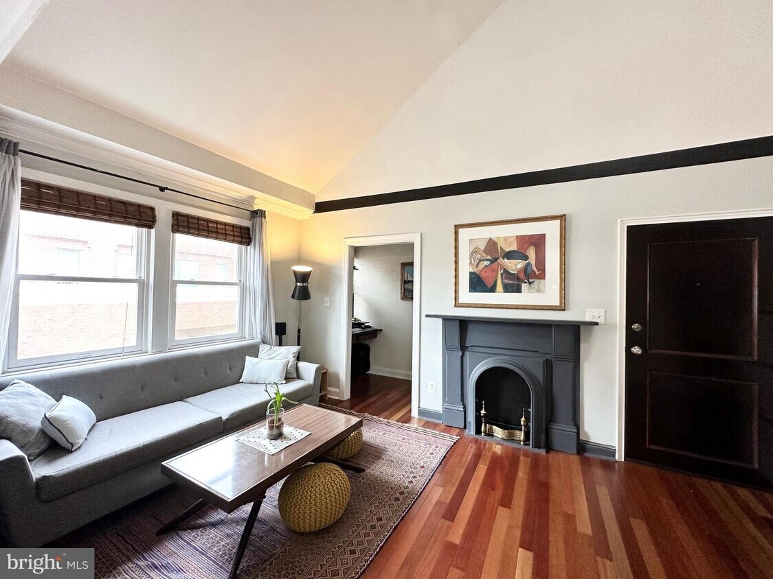 Primary Photo - 718 S Washington St