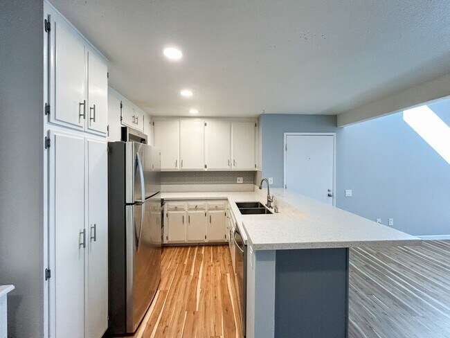 Foto del edificio - Beautiful 3BD/2BA W/ Reserved Parking and A/C in Allied Gardens!