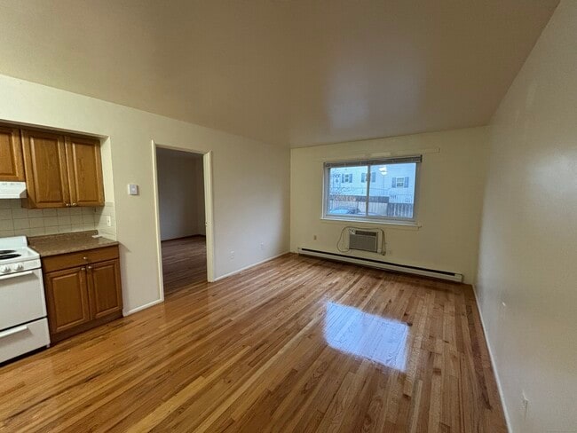 Building Photo - 17 Ferris Ave