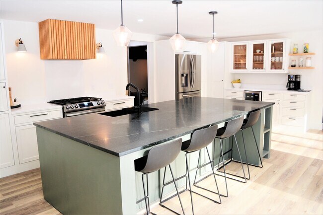 Building Photo - 65 Anderson Pond Rd