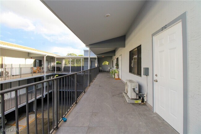 Foto del edificio - 826 Wiggins Pass Rd