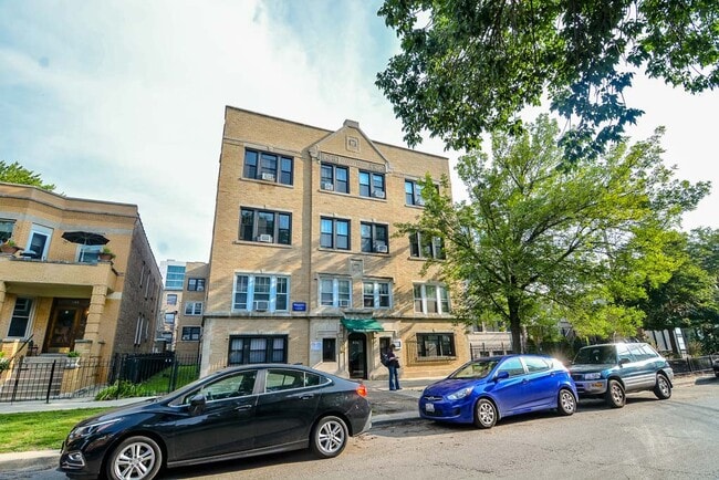 Building Photo - 821 W Waveland Ave