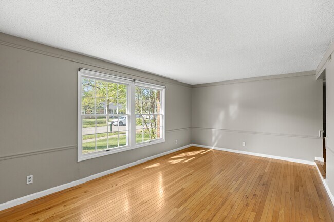 Foto del edificio - 14355 Rainy Lake Dr