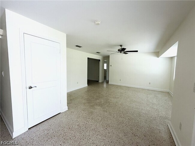 Building Photo - 1637 S Mayfair Rd