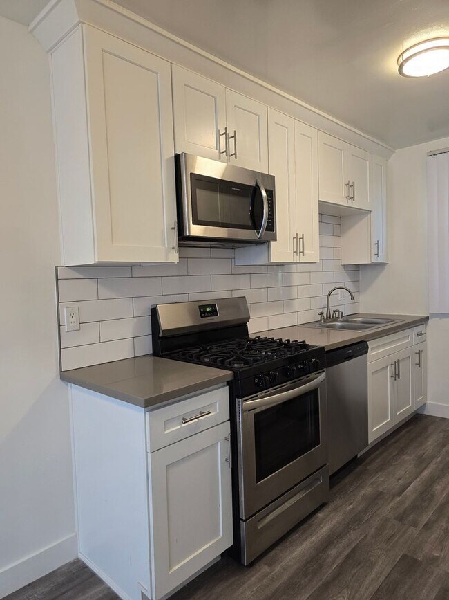 Building Photo - 3373 Overland Ave