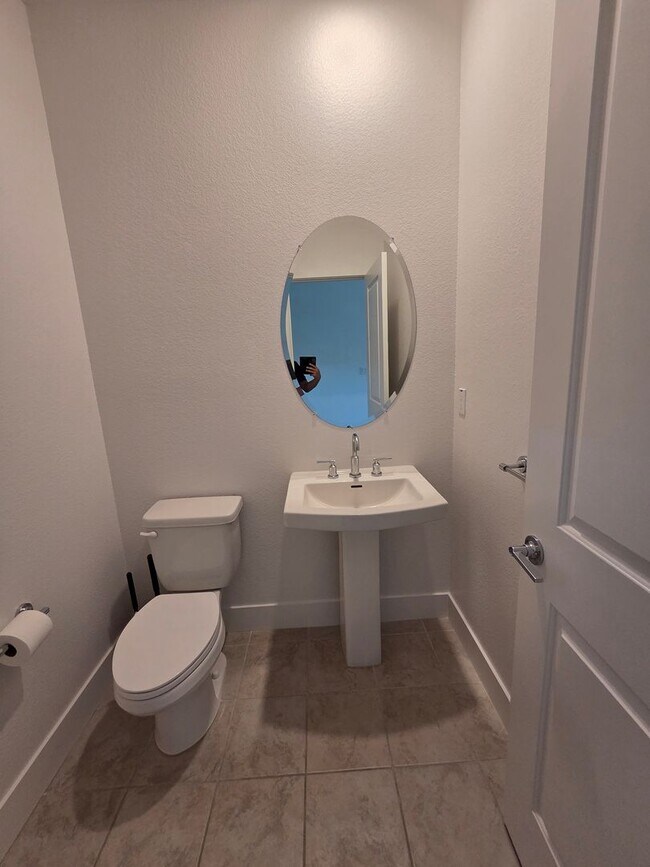 Foto del edificio - 2-Story 4Bx3.5B House Near Sky River Casino Available Now!!